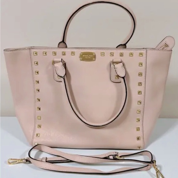 Beautiful light pink leather, Michael Kors tote bag🌸👜🌸 is in great condition.